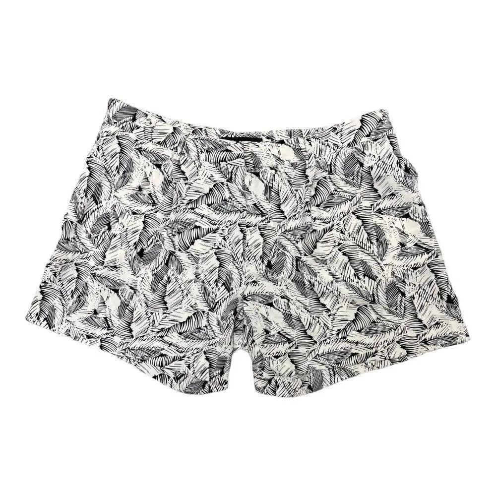 Banana Republic Drapey Leaf Print Black White Shorts Size 6 Preppy Classic EUC
